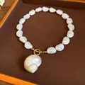 Primo piano dettagliato di una collana di perle barocche con pendente a conchiglia - Stile Conchiglia Perla Barocca Grande (1#)
