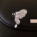 Elegante ear cuff a farfalla argentato con perle e cristalli su sfondo di pelle nera - 19# Clip Per Cartilagine Auricolare - Argento - Orecchio Sinistro (singolo)