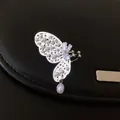 Orecchino a farfalla in argento vintage con perle e cristalli su sfondo di pelle nera - Clip Per Cartilagine Auricolare N. 20 - Argento - Orecchio Destro (singolo)