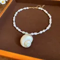 Squisito primo piano di una collana di perle barocche con ciondolo a conchiglia a spirale - Stile Conchiglia Perla Barocca (2#)