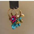 Orecchini a cerchio boho con fiori rosa, pietre turchesi e conchiglie. - Orecchini A Cerchio N. 10 - Oro - Blu