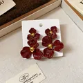 Orecchini vintage a fiore rosso scuro con perla dorata su scheda bianca display - Ago D'argento N. 26 - Rosso (set Da Quattro Pezzi)