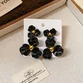 Orecchini a perno a fiore nero stile retrò palazzo con centro dorato elegante - Ago Argentato N. 27 - Nero (set Da Quattro Pezzi)