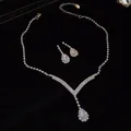 Zilverkleurige sieradenset met peervormige kristallen voor elegante avondkleding - Zilveren Oorbellen Ketting 2-Delige Set