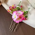 Gros plan d'un pic à cheveux élégant avec fleurs en tissu rose et broches dorées - Bâton à cheveux / Rose
