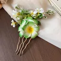 Détail d'une élégante épingle à cheveux florale verte et blanche avec peigne doré - Bâton à cheveux / Vert