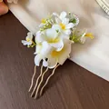 Pique à cheveux élégante avec fleurs de frangipanier en tissu blanc et peigne doré ondulé. - Bâton à cheveux / Blanc