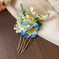 Gros plan détaillé d'une épingle à cheveux florale en tissu avec frangipanier bleu. - Bâton à cheveux / Bleu