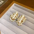 Dettaglio orecchini retrò francesi con perle finte in vassoio portagioie - Stile con perno dell'orecchino in argento / Oro