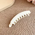 Gros plan d'une pince à cheveux banane en acrylique mat blanc crème sur tapis - Pinces à ressort / Blanc
