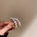 Pendientes de aro elegantes con circonitas brillantes y un acabado dorado de lujo. - Aro Completo de Estrás (38) / Blanco