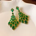 Dettaglio macro di orecchini pendenti vintage con zirconi color verde smeraldo - Perno per orecchini in argento-Verde