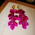 Primo piano dei dettagli di orecchini a petalo fucsia con perni a foglia dorata. - Stile Lungo Perno in Argento (Stile 2) / Rosa Rosso
