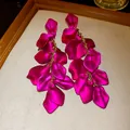Vue rapprochée détaillée de boucles d'oreilles fleurs rose vif sur toile blanche - 5# Clou d'oreille en acier-Éco-Style Gland Pétale Fuchsia Mat