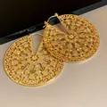 Gros plan détaillé de créoles vintage en filigrane d'or avec un motif géométrique complexe. - Puce d'oreille (HE18510) / Or