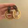 Vue macro détaillée de boucles d'oreilles créoles en raphia tissé avec clou en résine - Style Pendentif Créole (4#)