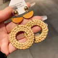 Vue détaillée de boucles d'oreilles bohèmes en raphia tressé avec des clous d'oreilles dorés - Style Créole Tissé (10#)