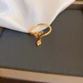 Dettaglio ravvicinato di un anello a forma di drago dorato con occhi in zircone rosso - Stile Forma di Drago Dorato (33#)