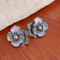 Pendientes de flor retro con cristales de colores y perlas sobre fondo de madera. - Pendientes de Botón de Flor (42#) / Aguja de plata / Oro/Azul/Púrpura