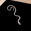 Détail d'un contour d'oreille serpent argenté orné de strass scintillants et élégants - Style Serpent / Argent