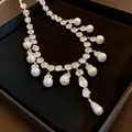 Gros plan élégant d'un collier de luxe français avec zircons et perles en gouttes - Argent