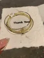 Dettaglio di set di tre bracciali rigidi placcati in oro con lettera H e zirconi - Combinazione di Bracciali (HB756) / Oro