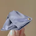 Molletta per capelli triangolare in raso lavanda con dettaglio bottone dorato inciso - Blu