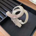 Primer plano detallado de brazalete de serpiente elástico plateado con textura - Bangle / Plateado
