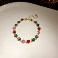 Gros plan d'un élégant bracelet en or avec des zircons colorés en forme de cœur - Cœur / Coloré