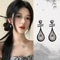 Détail de boucles d'oreilles goutte d'eau avec émail noir et cristaux de style chinois. - Style Tige Argentée No. 8 (HE19468) / Noir