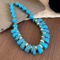 Primer plano detallado de cuentas de acrílico azul jaspeado y piezas doradas del collar - Azul