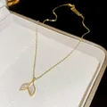 Primer plano de un collar retro dorado con colgante de hoja de perla y cristal - 6# Collar - Dorado - Cola de Pez Madreperla Circón (Chapado en Oro Real)