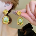 Dettaglio degli orecchini vintage francesi con fiore dorato e goccia di perla. - 25# Stile Smalto Verde Smeraldo Rosa