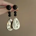Boucles d'oreilles pendantes style lavis avec perles noires et bambou - Style Tige Argentée No. 17 (HE19468) / Noir-Café