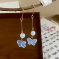 Boucles d'oreilles chinoises vintage avec papillon et perles bleu clair en métal doré - Style Crochet No. 38 (HE19468) / Bleu