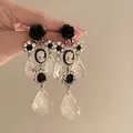 Boucles d'oreilles vintage avec roses noires, camée et gouttes de cristal clair - Style Tige Argentée No. 72 (HE19468) / Noir
