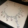 Détail en gros plan d'un élégant collier argenté avec pampilles en cristal rose - Collier / Argent-Rose