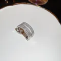 Elegante anillo abierto de doble banda con circonitas brillantes de estilo minimalista. - Estilo de Borla con Circonia Pavé / Plateado