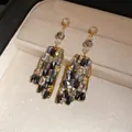 Vista dettagliata di orecchini pendenti vintage con cristalli grigi sfaccettati - Ciondolo Quadrato Vintage (HE27200) / Oro-Nero