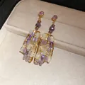 Dettaglio del design a mosaico di cristalli viola su orecchini dorati stile vintage - Ciondolo Quadrato Vintage (HE27200) / Oro-Viola