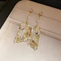 Dettaglio di orecchini vintage dorati con pendenti in vetro a mosaico e accenti di perla - Ciondolo Quadrato Vintage (HE27200) / Oro-Bianco