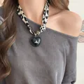 Gros plan d'un collier écharpe léopard élégant avec pendentif coeur noir détaillé. - Style 7 (WN1518)