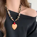 Vue détaillée d'un collier écharpe à motif léopard avec pendentif cœur sur un modèle. - Style 8
