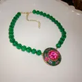 Dettaglio di una collana vintage in stile palazzo con perline verdi e pietra rosa - Collana coordinata / Verde