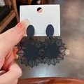 Grandes boucles d'oreilles fleurs noir mat avec design floral ajouré complexe pour femme - Style Motif Noir (HE4950) / Pack de 1 paire / Motif Noir
