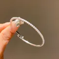 Gros plan détaillé d'un bracelet jonc ouvert minimaliste serti de zircons cubiques - Ajustable / Argent