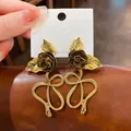 Boucles d'oreilles vintage dorées avec rose noire et motif de serpent enroulé élégant - Style Fleur de Serpent Vintage (HE8684) / Pack de 1 paire / Serpent de Fleur