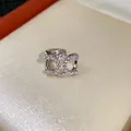 Vista macro dettagliata di un earcuff in argento con pietre di zircone scintillanti. - 8# Stile Doppio Anello (WE5730) - Argento
