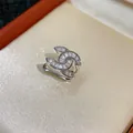 Primo piano dettagliato di un ear cuff argentato con splendidi e brillanti zirconi cubici - 9# Stile Doppia C (HE29989) - Argento