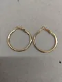 Eleganti orecchini a cerchio dorati geometrici con finitura lucida e chiusura sicura. - 3cm / Oro
